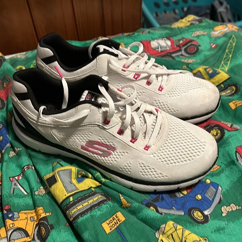 Women’s lite-weight memory foam sneakers
